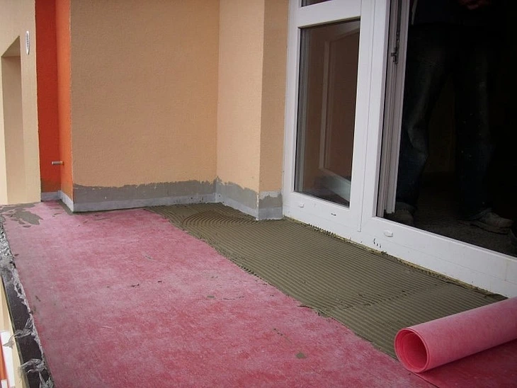 Balkon se hydroizolací a podlahovou izolací při rekonstrukci.