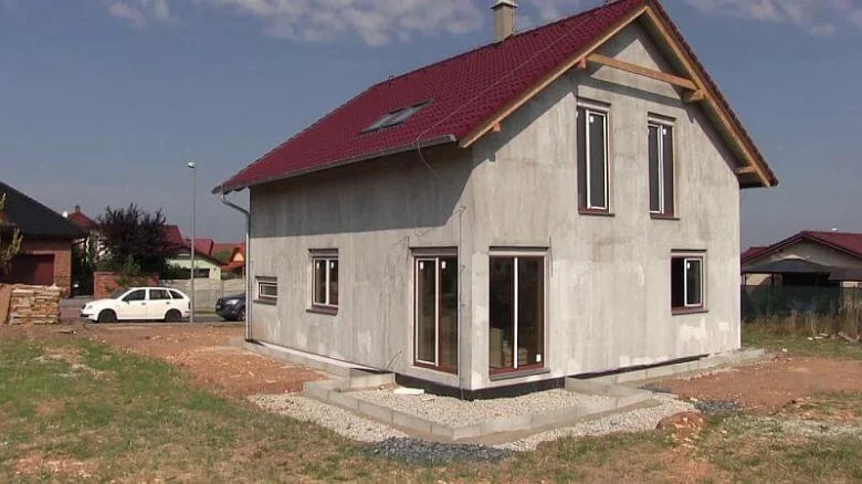 Dřevostavba v stavbě s viditelnou konstrukcí a střechou.