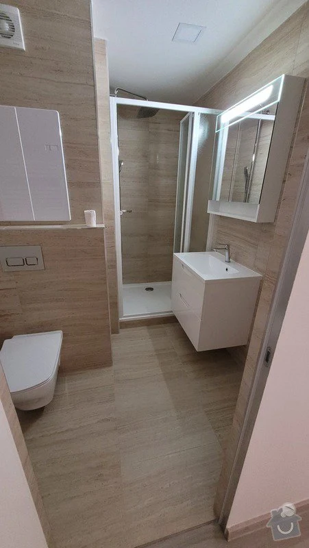 Moderní koupelna po rekonstrukci s dřevěnými dlaždicemi.
