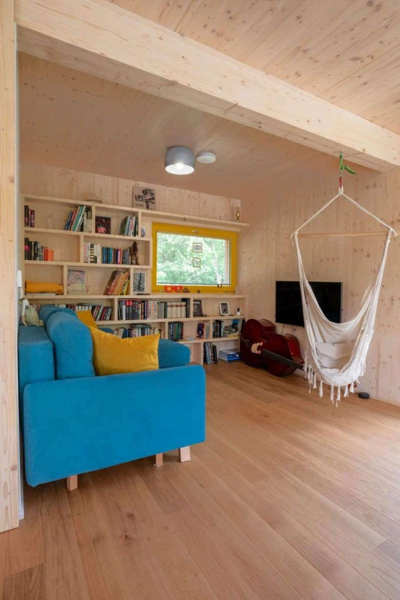 Obývací pokoj s dřevěným obkladem stěn a renovací interiéru.