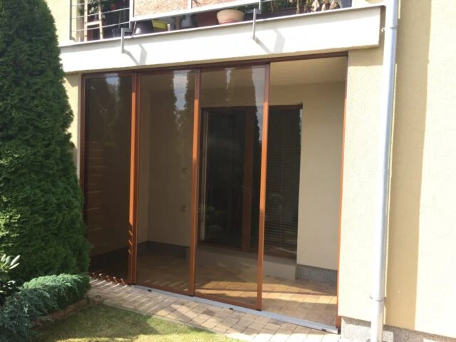 Moderní zasklení balkonu s velkými skleněnými panely.