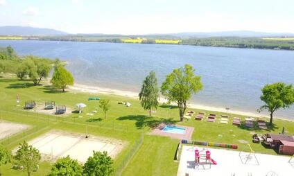 Koupaliště s plážemi, lehátky a sportovními hřišti.