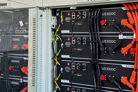 Moduly baterie pro solární elektrárnu v rozvaděči.