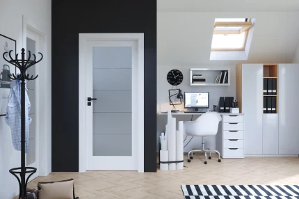 Bílá interiérová dveře s matným sklem v moderním pokoji.