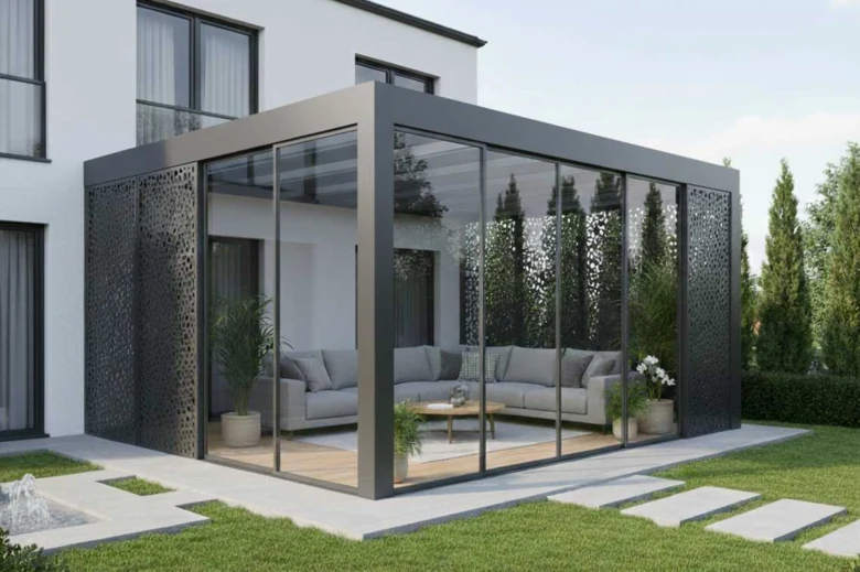 Moderní skleněná pergola s venkovním posezením připojená k domu.
