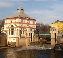 Malá vodní elektrárna s budovou u řeky pro výrobu elektřiny