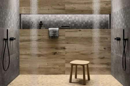 Koupelna s obklady imitující dřevo v moderním designu.
