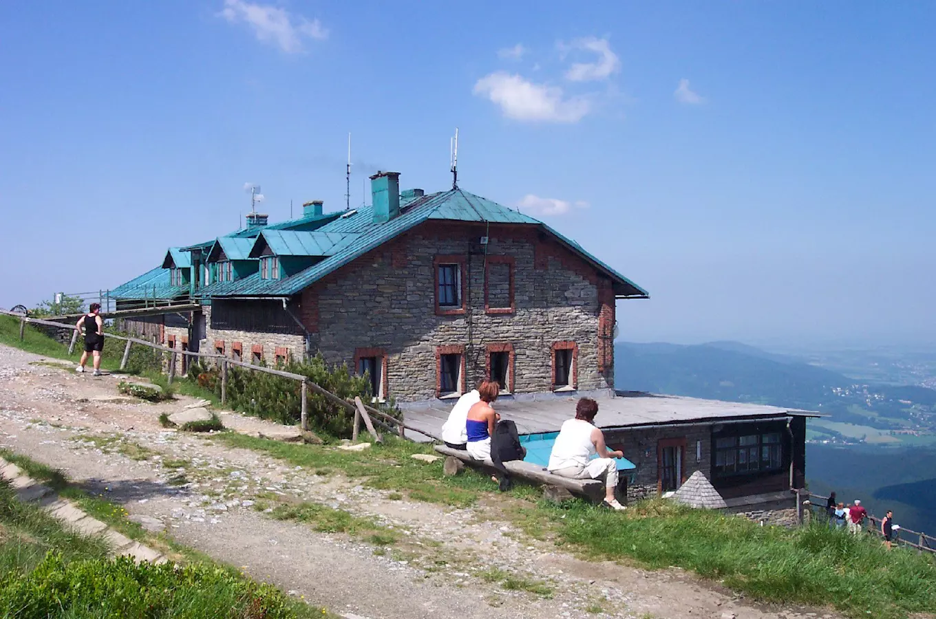 Chatka na Šeráku s ubytováním pro turisty v horách.