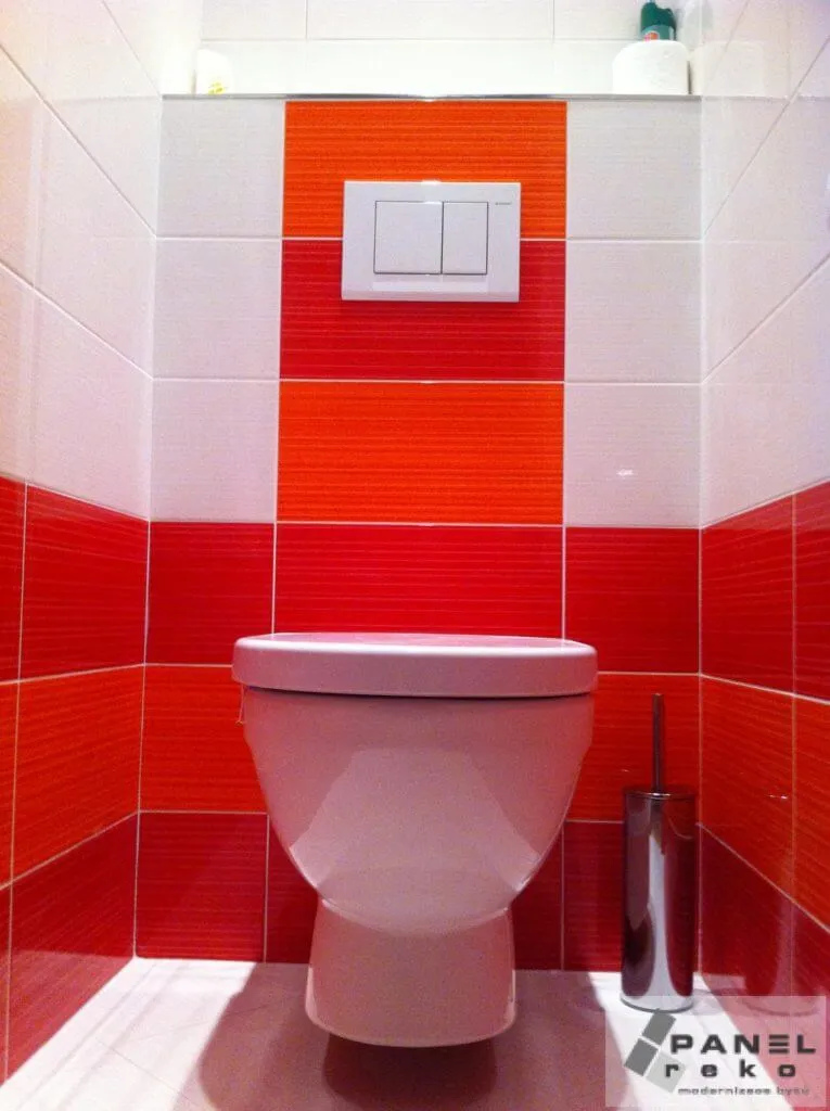 Moderní koupelna s oranžovými dlaždicemi po rekonstrukci.