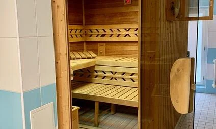 Vnitřek dřevěné sauny s lavicemi pro relaxaci.