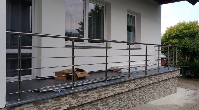Instalace nerezového zábradlí na terasu s rozbalenými díly.