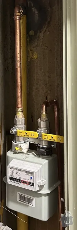 Plynový měřič s měděnými potrubími v pražském bytě.