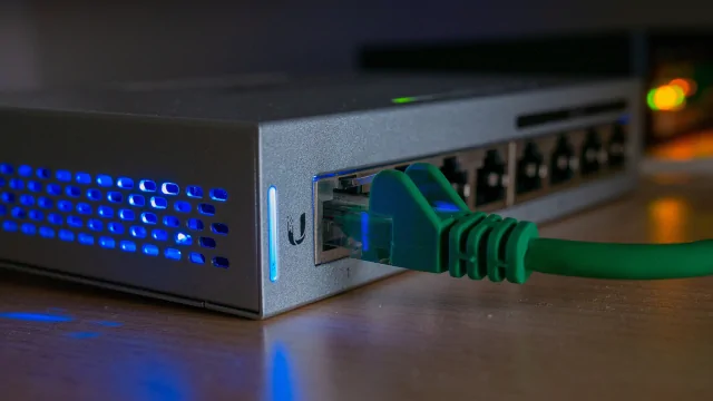 Zapojený síťový přepínač v optické sítí FTTH.