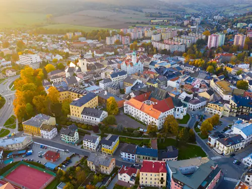 Pohled na město Šumperk z výšky s historickým centrem.