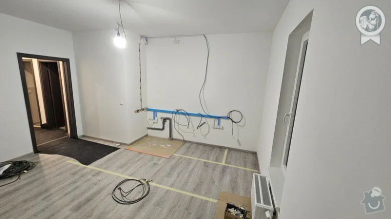 Elektrická instalace v průběhu rekonstrukce s viditelným vedením.