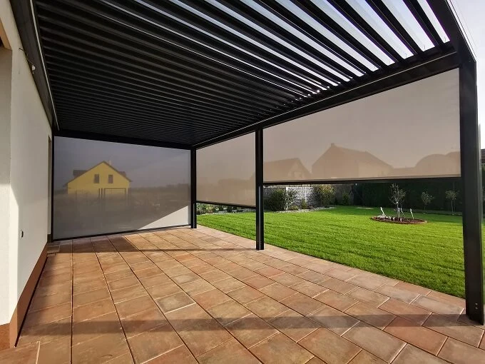 Moderní pergola s roletami na zahradě