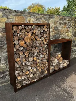 Dva dřevěné boxy na skladování palivového dřeva v zahradě.