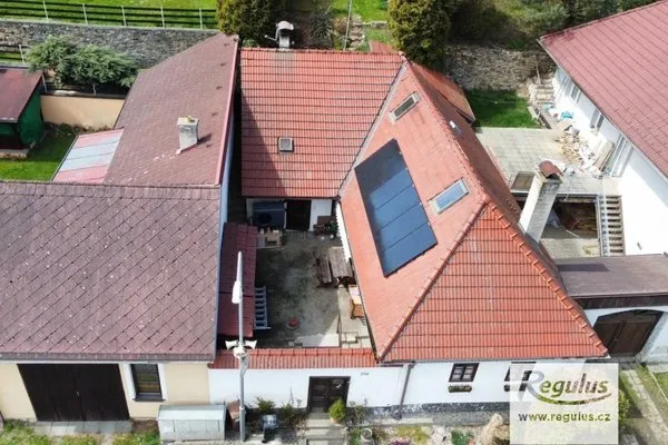 Dům s fotovoltaikou na střechě pro kombinaci tepelného čerpadla.