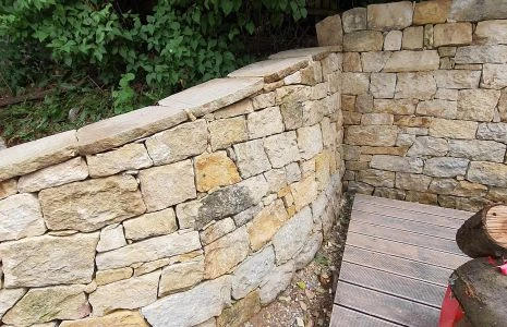 Kamenná zdička s viditelnými kameny bez betonových spojů