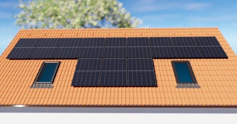 Fotovoltaické panely na střeše domu s okny.
