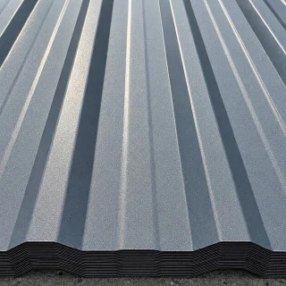 Skládané šedé trapézové plechy pro střešní krytinu.