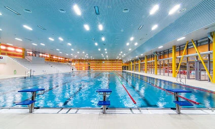 Moderní vnitřní plavecký bazén s dálnicemi pro soutěže.