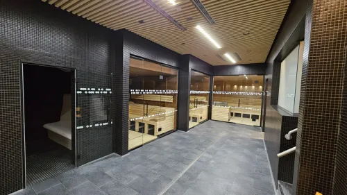 Vnitřní sauna v krytém bazénu Znojmo s dřevěnými lavicemi.