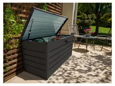 Venkovní úložný box s otevřenou víkem na zahradě.