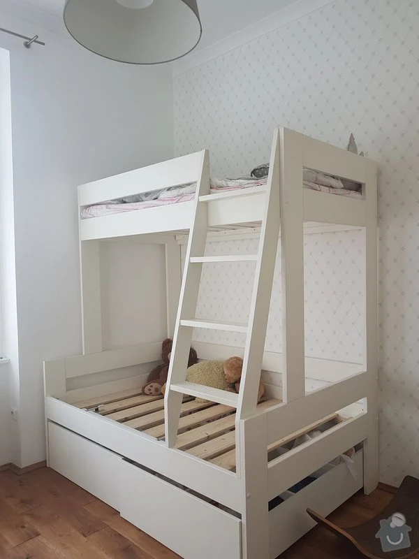 Bílá dřevěná postel s horním patrem pro spaní.