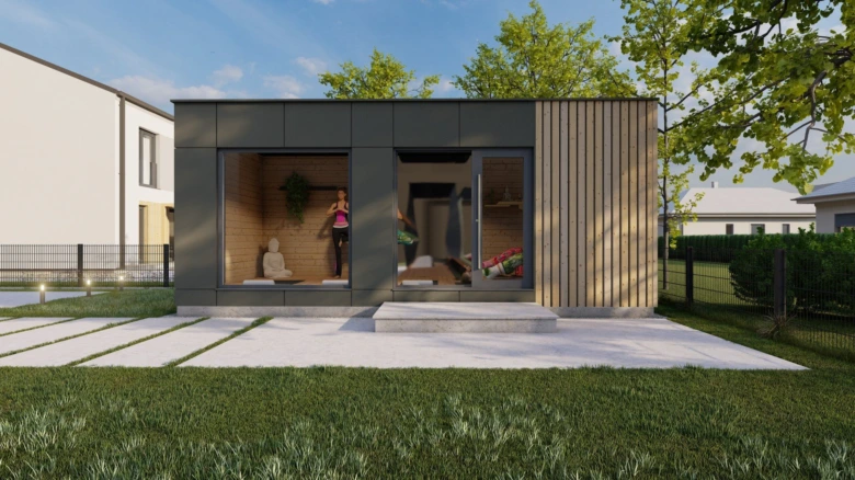 Moderní modulový dům s velkými okny v zahradním prostředí.