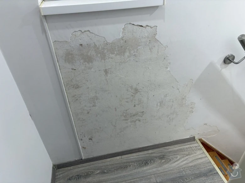 Poškozená omítka na stěně vyžadující rekonstrukci zedníkem.