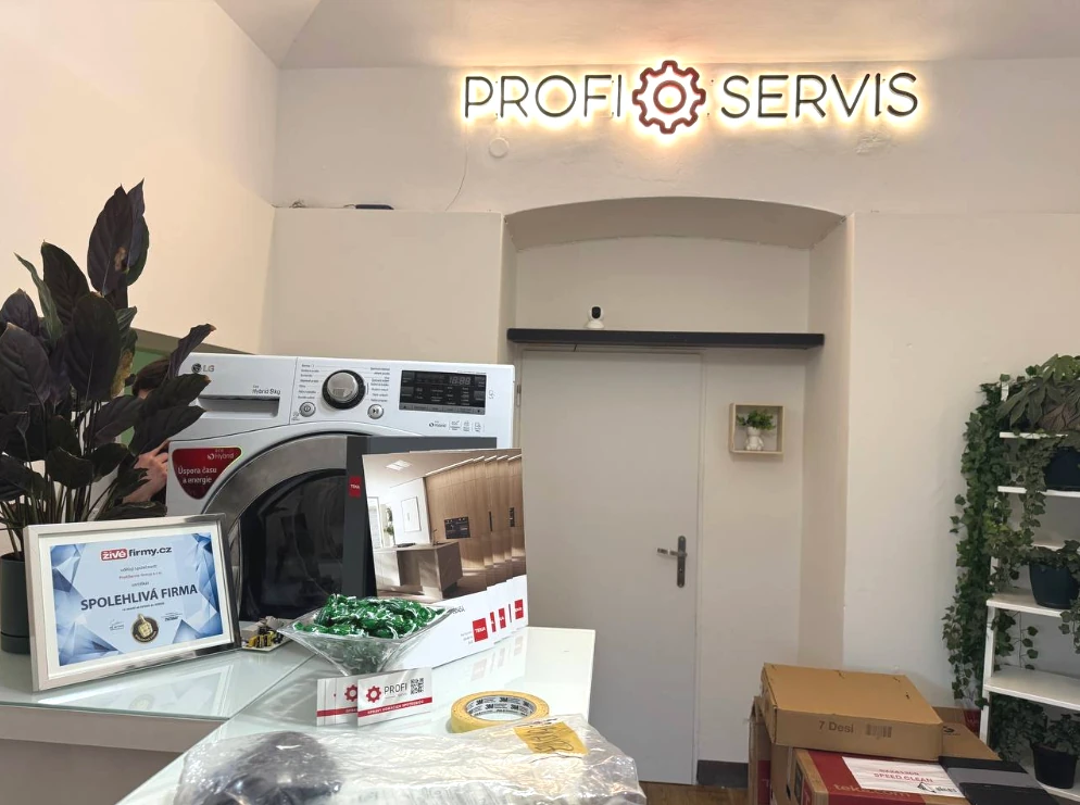 Vnitřek servisní dílny s pračkou a značkovým logem PROFI SERVIS.